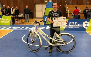 Kevin Meskers won de hoofdprijs in de loterij van de Blauwe Brigade, een fiets van 2wheels uit Rijnsburg.