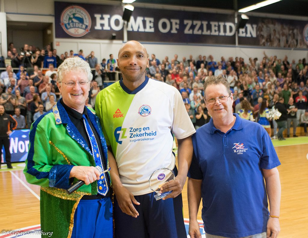 Sergio de Randamie werd dinsdagavond voor het duel tegen Donar gehuldigd als Speler van de Maand. Hij wordt geflankeerd door Marco Schaafstra van supportersvereniging de Blauwe Brigade en speaker Martin Hooymans. (foto: Marja van Tilburg)