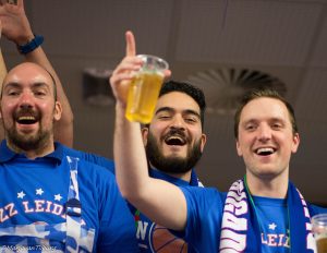 Voorzitter Akif Han (midden) tijdens de bekerfinale in Zwolle.